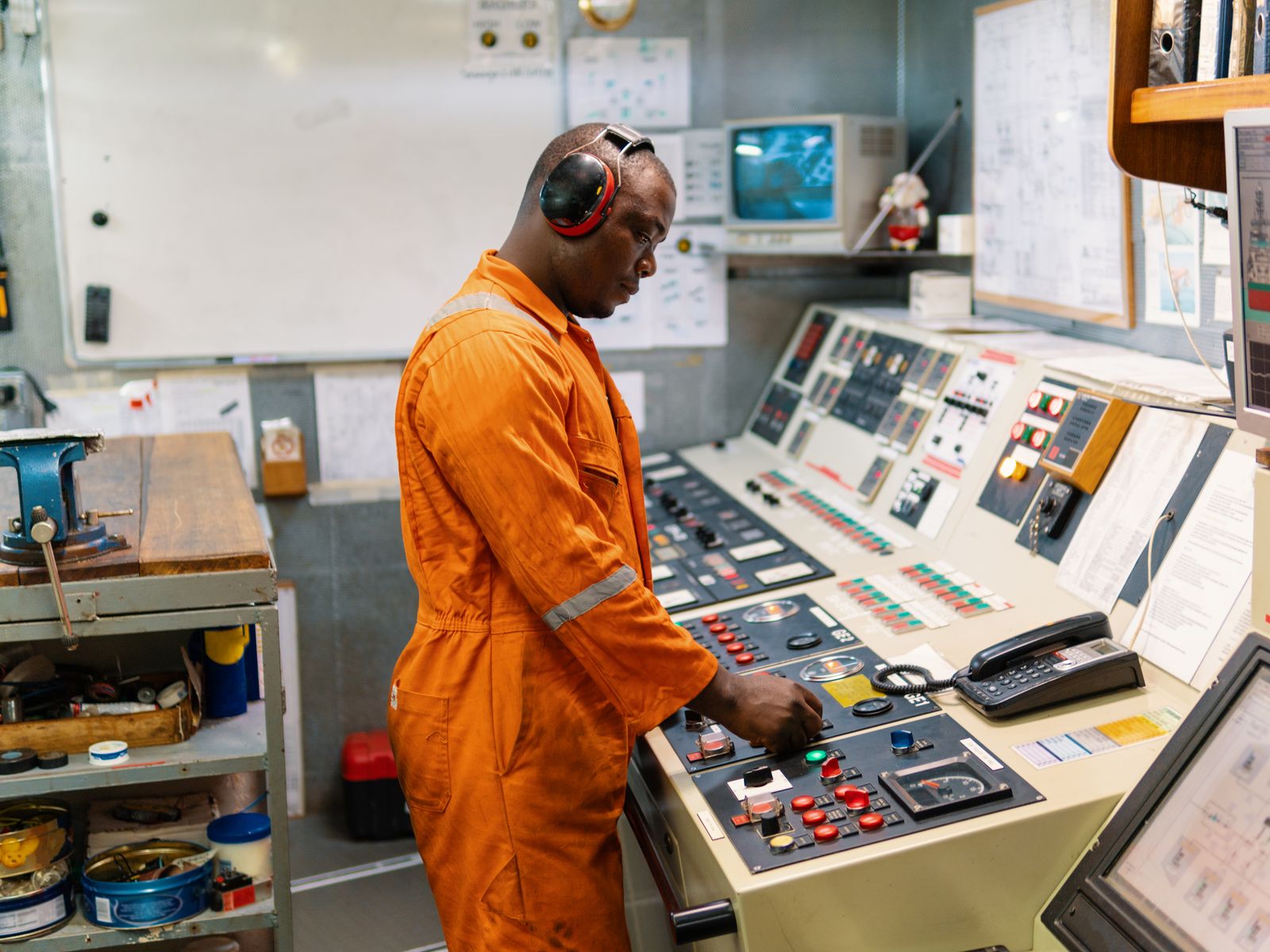 Procesoperator aan het bedieningspaneel in de controlekamer