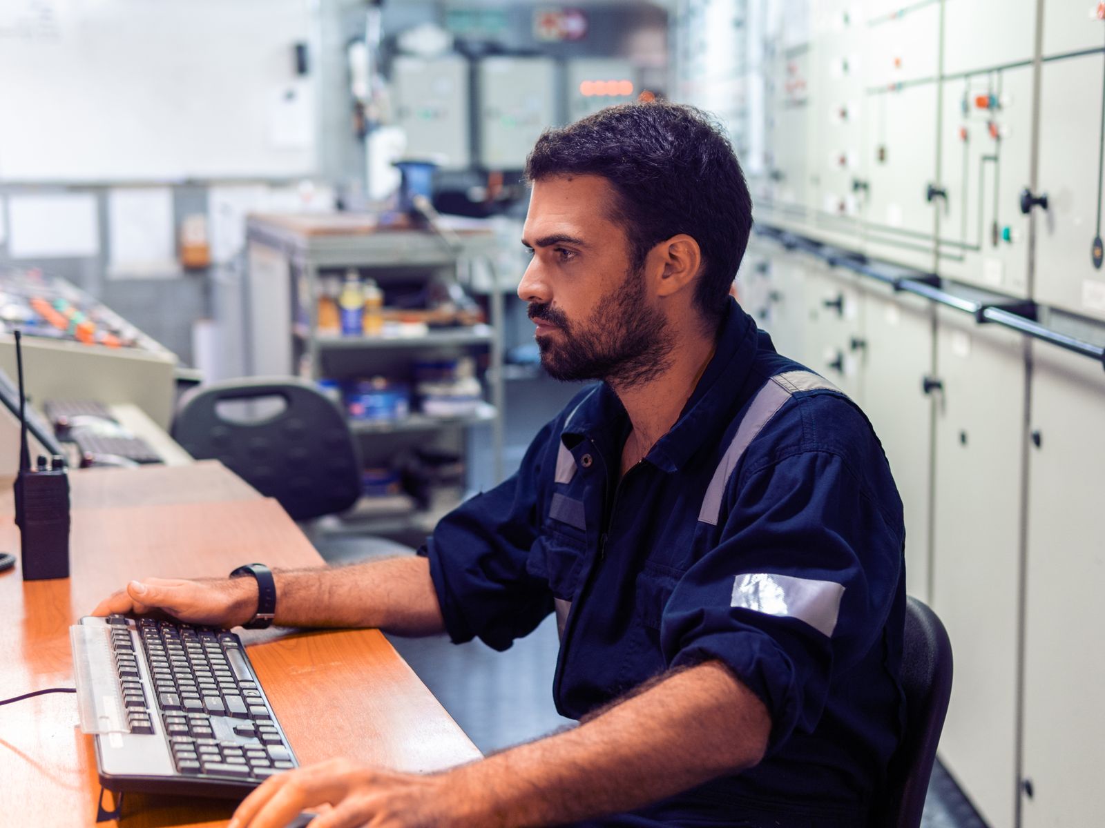 Procesoperator achter het bedieningsscherm