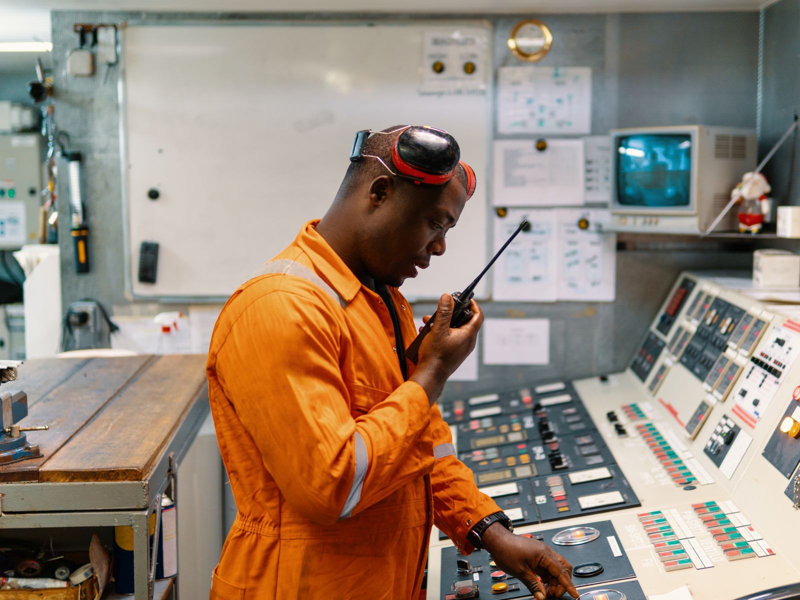 Procesoperator aan het werk in de controlekamer