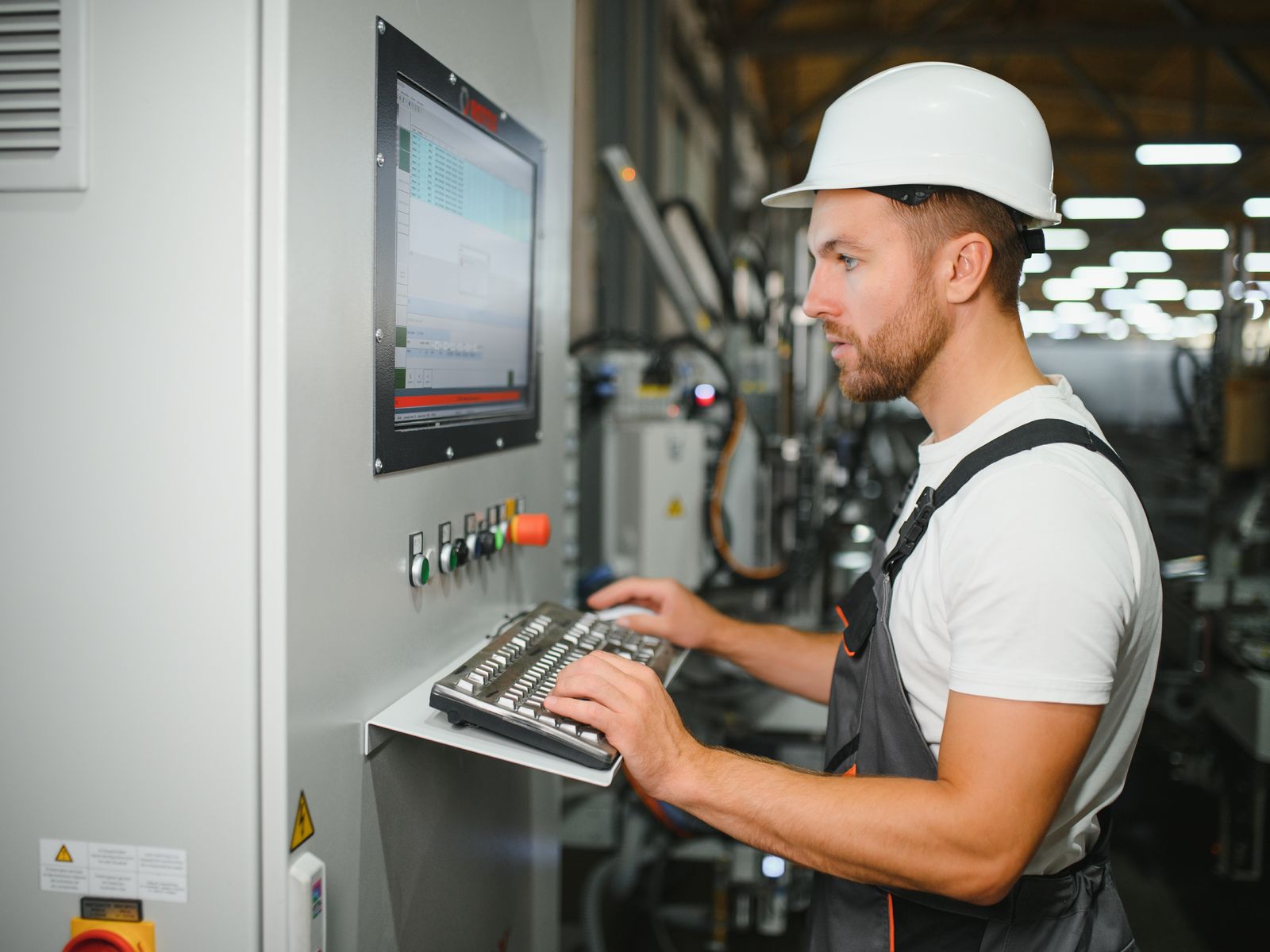 Procesoperator bedient het paneel van een productielijn