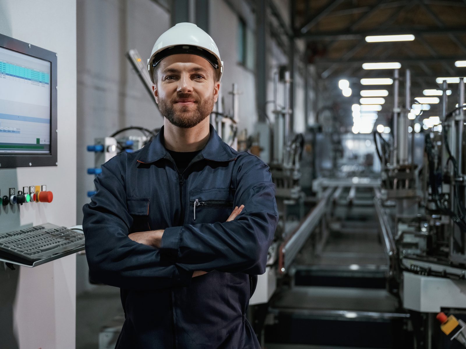 Ervaren operator in navy werkkleding bij zijn productielijn