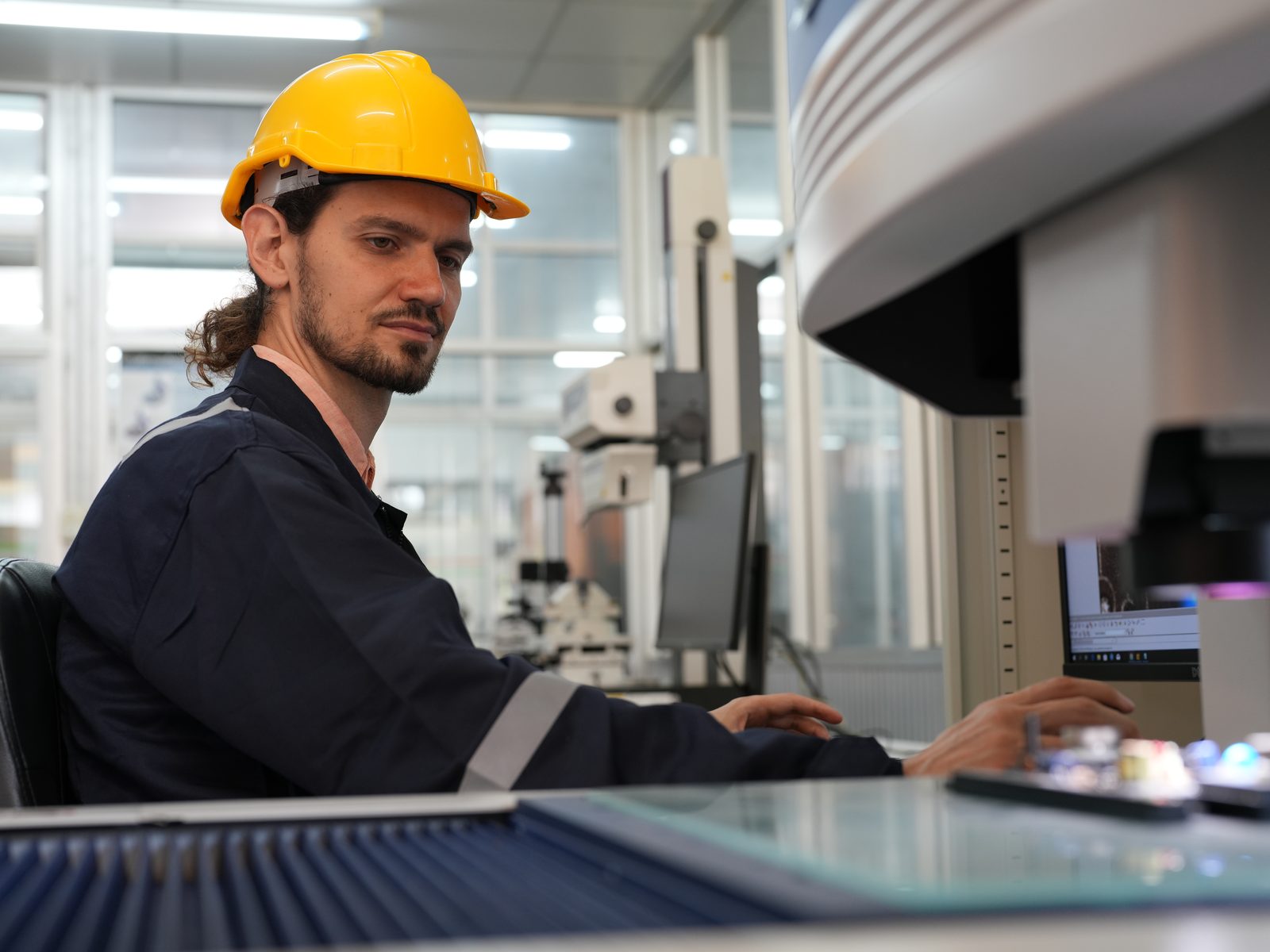 Procesoperator bedient een moderne productie-installatie
