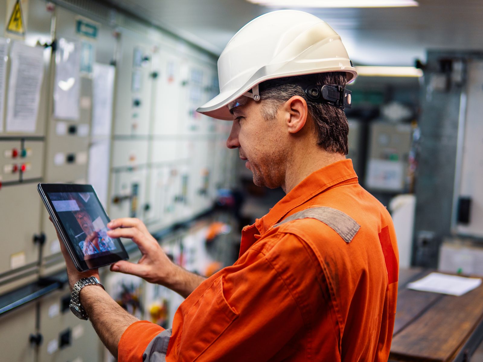 Ervaren procesoperator controleert de installatie met een tablet
