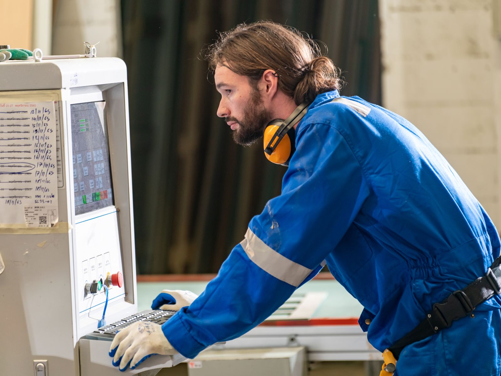 Procesoperator bedient een machine in de fabriek
