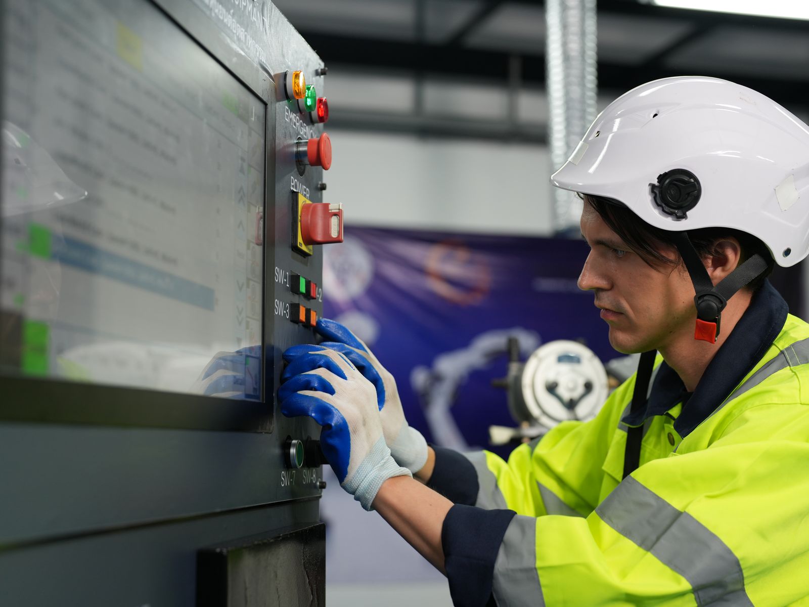 Procesoperator bedient het touchscreen van een productiemachine