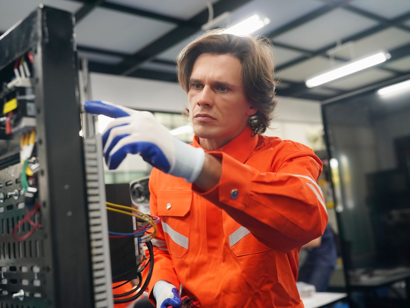 Procesoperator controleert de elektrische installatie